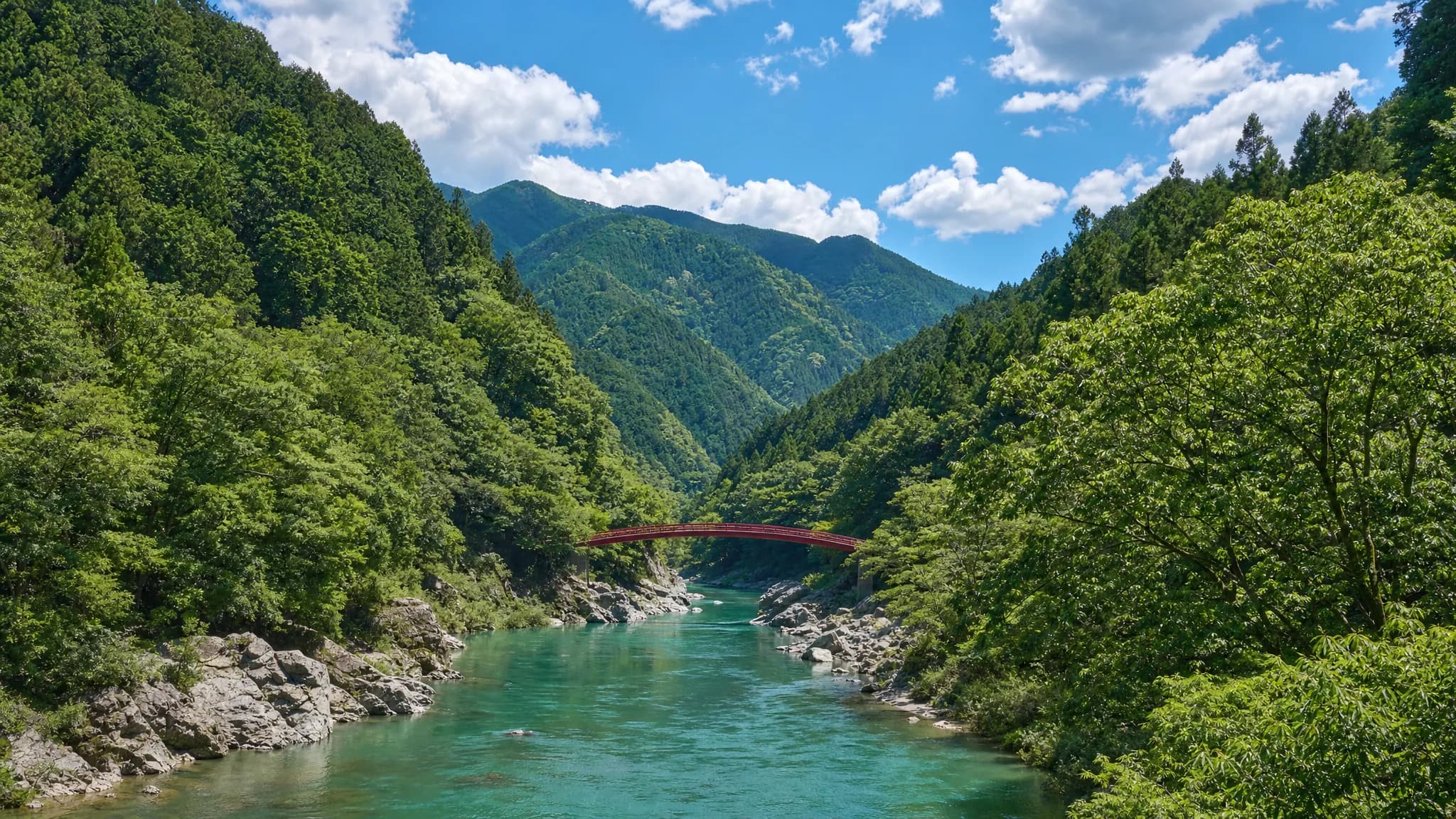 夏の奥多摩、エメラルドの川と青空