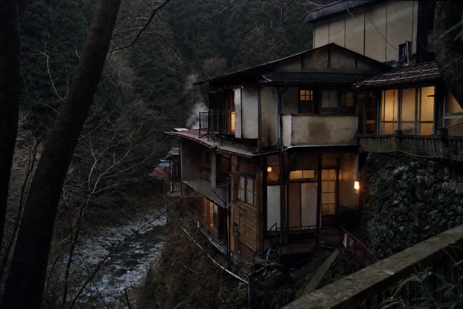 渓谷沿いの宿の灯り